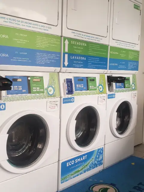 Lavadoras e secadoras empilhadas da Eco Smart Lavanderia Cambuci, aberta 24 horas