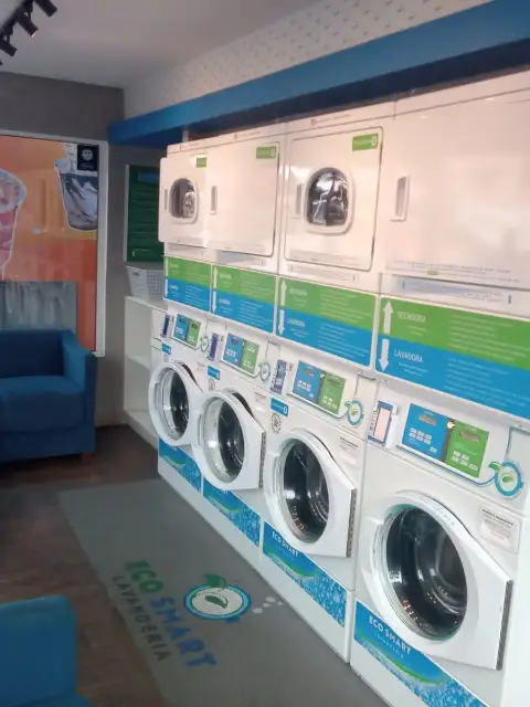 Salão da Eco Smart Lavanderia Campo Limpo com sofás e lavadoras e secadoras self-service