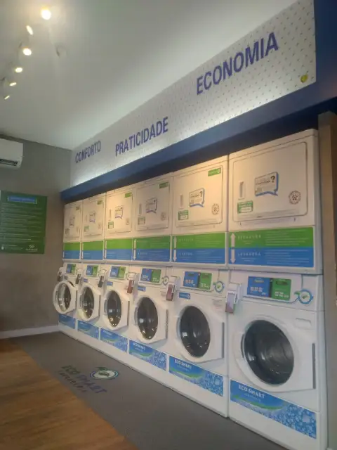 Parede de lavadoras e secadoras da Eco Smart Lavanderia Campo Limpo, aberta 24 horas