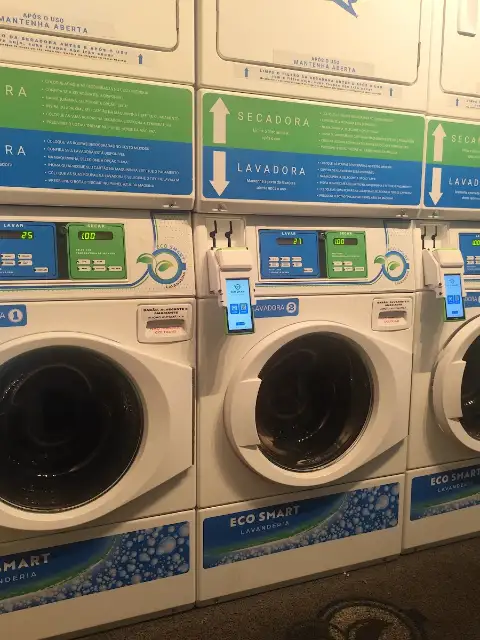Lavadoras com secadoras empilhadas da Eco Smart Campo Limpo, com pagamento direto na máquina