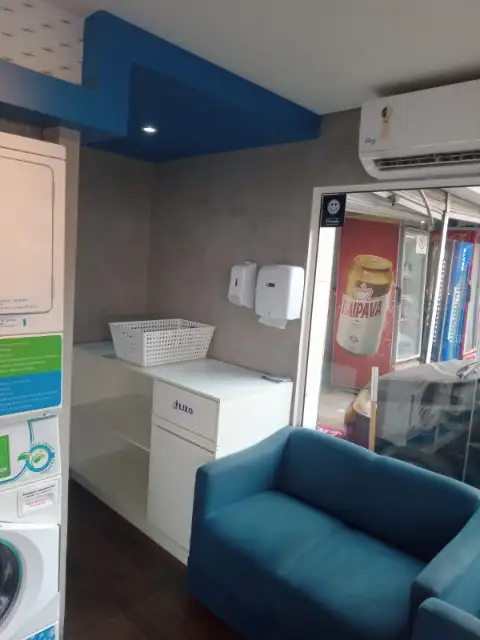 Área de apoio da Eco Smart Lavanderia Campo Limpo com cestos para as roupas