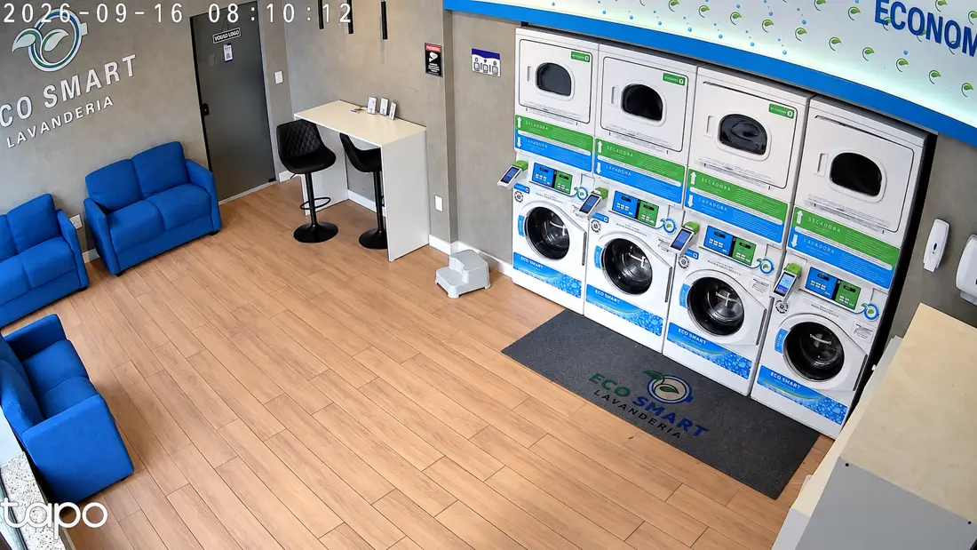 Área interna da Eco Smart Lavanderia em Capão Bonito/SP com os 4 conjuntos de lavadora e secadora