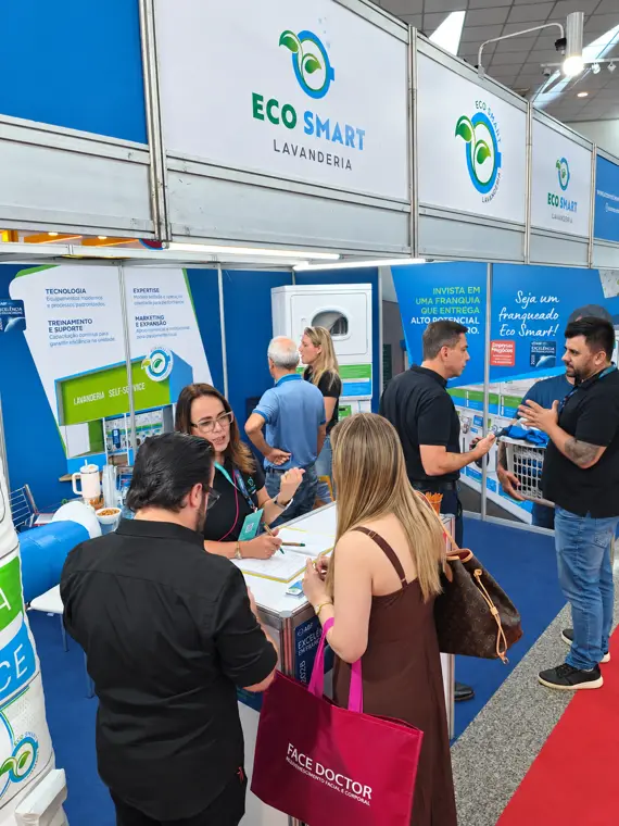 Movimento de investidores no estande da Eco Smart Lavanderia na Feira da Franquia 2026