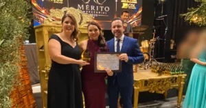 Franqueada da Eco Smart Lavanderia recebe o prêmio Mérito Empresarial 2026 como melhor lavanderia self-service em Três Marias