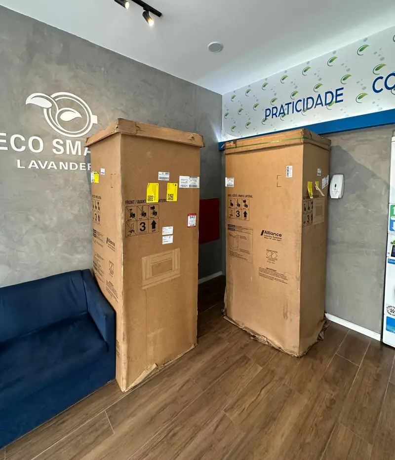 Novos conjuntos de máquinas chegando embalados à Eco Smart Lavanderia do Méier