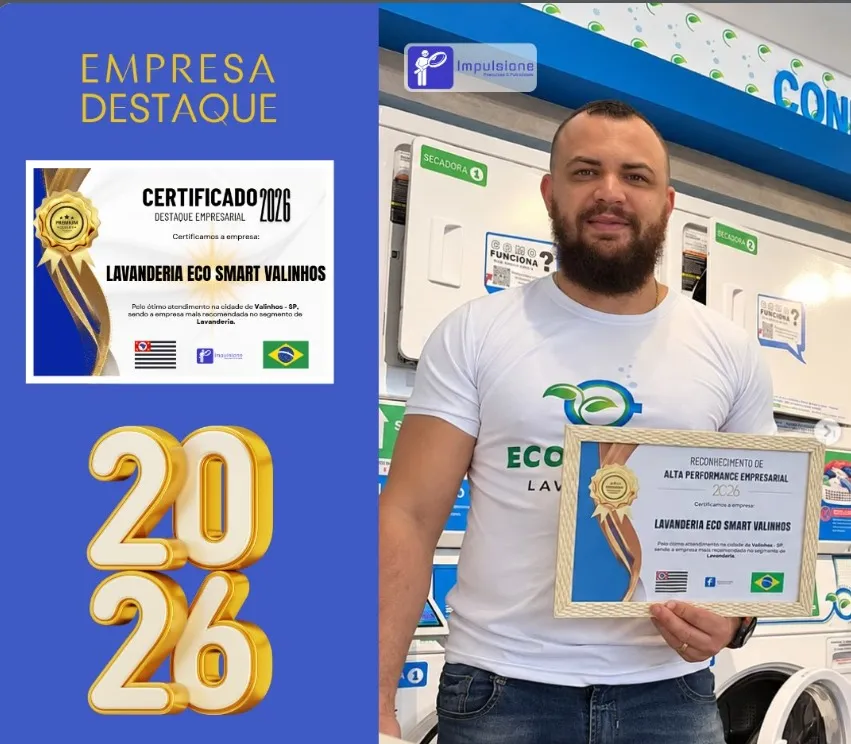 Luan Mateus de Godoi, franqueado da Eco Smart Lavanderia Valinhos, segurando o Certificado de Destaque Empresarial 2026